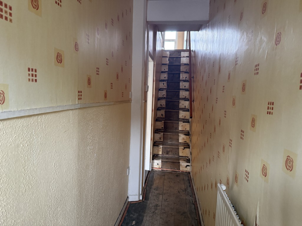 Lot: 81 - HOUSE IN NEED OF IMPROVEMENT - Entrance Hall in House in Need of Improvement